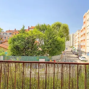 apt-le-paisible-proximite-metro-a.hotels-rhonealpes.com/